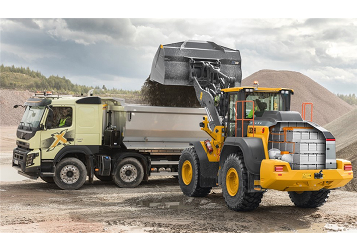 foto Volvo CE expands mid-size electric offering with L120H Electric Conversion.